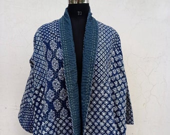 Chaqueta acolchada Kantha tipo kimono de longitud media con patchwork de algodón índigo, reversible