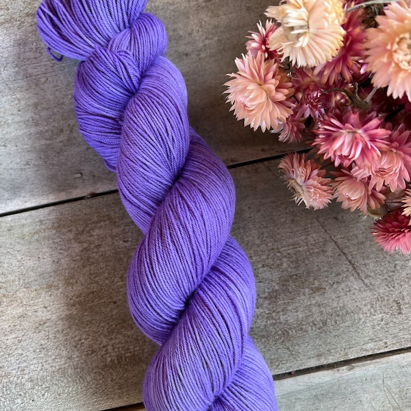 Hand-dyed wool fingering superwash Lila