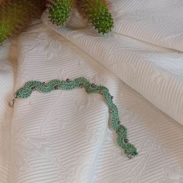 Zartgrünes Häkelarmband mit Metallperlen