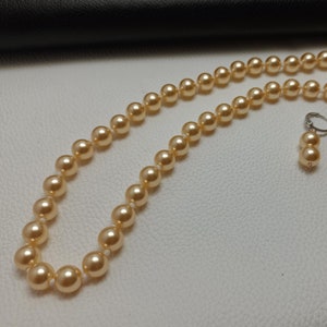 Vackert designerhalsband med gyllene snäckpärla, örhängen med set, gyllene snäckpärla med justerbar slits och halsband för festbruk, örhängen med set.