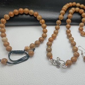 Vackert jaspis i trä med naturlig trä, halsband, örhängen och armband i trä med jaspis, halsband med justerbar slitbana i trä med jaspis, örhängen, armbandsset.