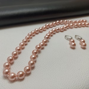 Vackert designerhalsband med rosa snäckpärla, örhängen-set, rosa färgad snäckpärla med justerbar slits och halsband för festbruk.