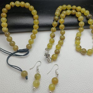 Vackert halsband, örhängen och armbandsset med naturligt citronjaspis, halsband med justerbar slitbana med citronjaspis, örhängen, armbandsset.