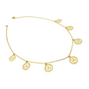 Puede incluir: Un collar de oro con múltiples colgantes con forma de corazón.