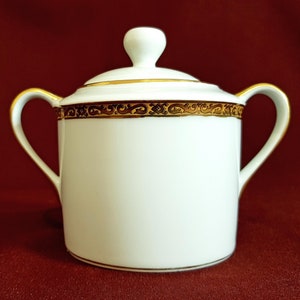 Sugar bowl with lid in porcelain from the famous house Bernardaud Limoges France