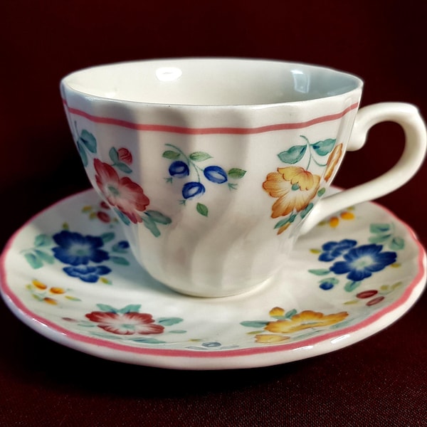 Tasse et soucoupe Churchill Staffordshire England, décor floral, Vintage