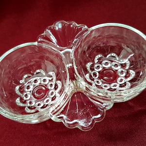 Salz- und Pfefferstreuer, Salz- und Pfefferstreuer, transparentes Salz- und Pfefferset aus geformtem Glas – Vintage 1930er Jahre