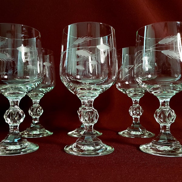 Ensemble de verres à vin gravés en cristal d’Arques sur tige boule de diamant, vintage français