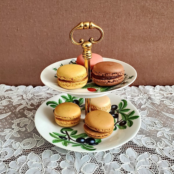 Présentoir à gâteaux ou à petits fours en porcelaine de Paris décor les fruits sauvages, vintage français