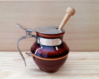 Small mustard or honey pot in glazed ceramic with small wooden spoon, bistro style - French vintage