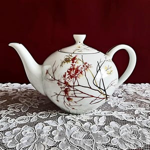White porcelain teapot with Asian style decor, Form 2000, designed by Heinrich Löffelhardt in 1954, executed by Arzberg, Germany, vintage