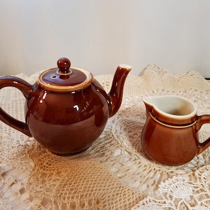Ensemble Cafetière ou Théière et son pot à lait ou pot à crème en céramique Vernissé Marron Années 50 modèle bistro