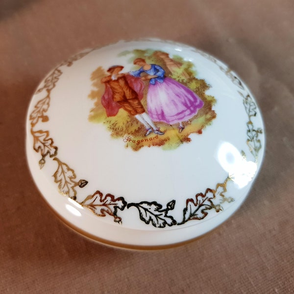 Boîte à bijoux en porcelaine de limoges à décor Fragonard et pourtour doré porcelaine peinte à la main