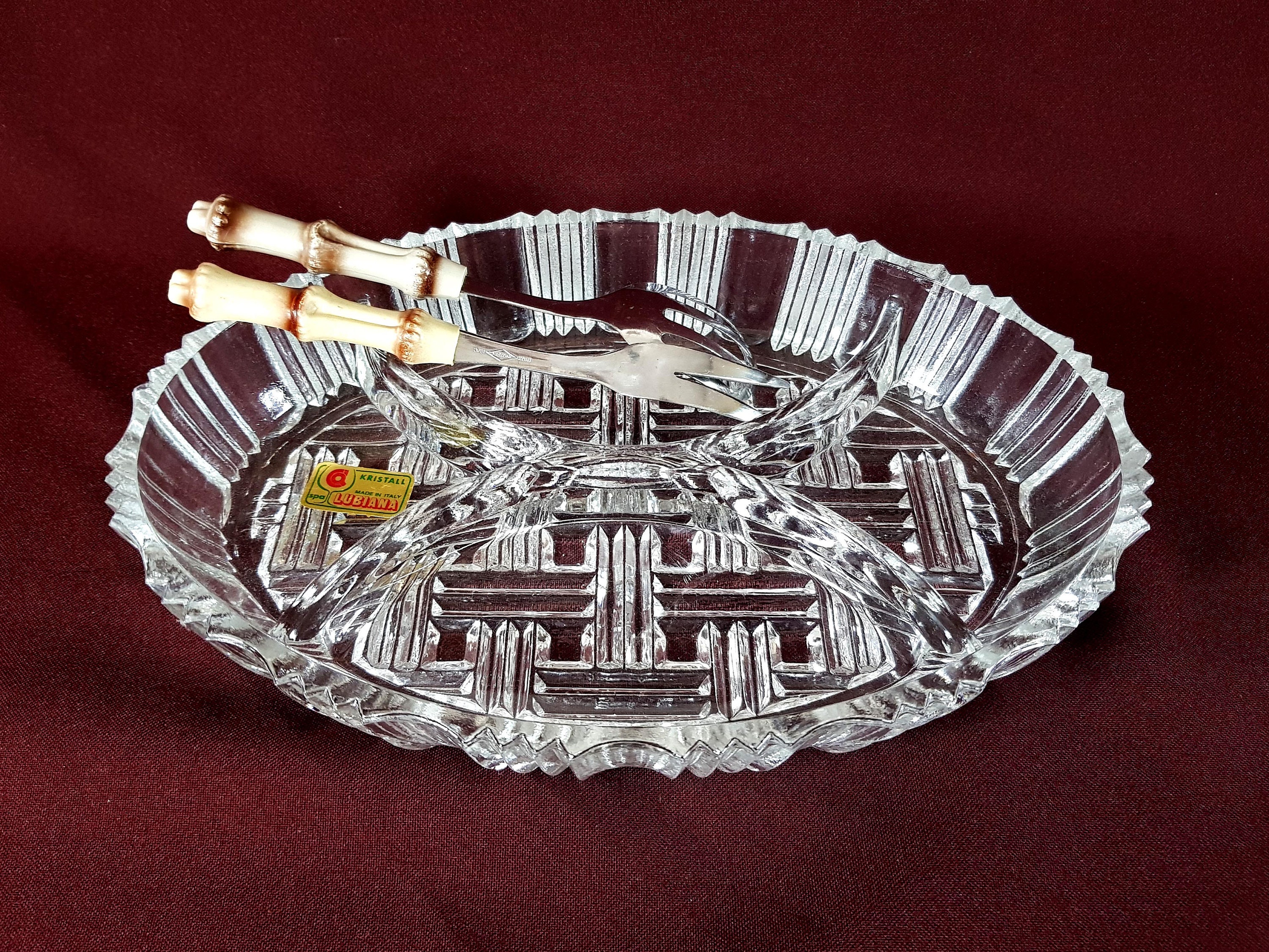 Service de verres en cristal, la coupe conique à pans repose par un
