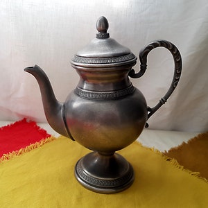 Tenntekanna på stativ, fin tennkaffekanna i empirestil, fransk vintage