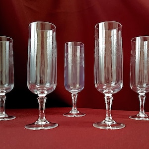Set of crystal champagne glasses, flutes, engraved stemmed glasses, vintage in CRISTAL D&#39;ARQUES model MATIGNON