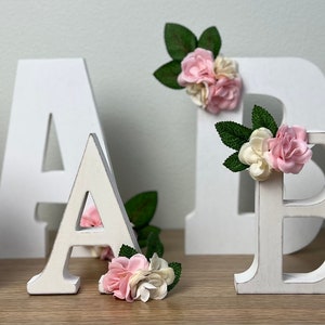 BEBÉ Letras florales Baby Shower Decoración Iniciales Nuevo regalo para bebé Idea de guardería para bebés Shabby Chic Vivero Carta de madera desgastada Flor inicial