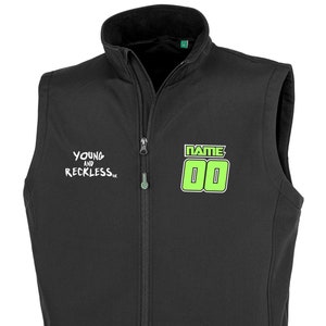 Op de afbeelding: Zwarte fleecevest met een ritssluiting. De vest heeft een groen logo aan de linkerkant en een groen patch aan de rechterkant met de tekst "NAME" en het nummer "00". De tekst "YOUNG AND RECKLESS" is gedrukt op de voorkant van de vest.