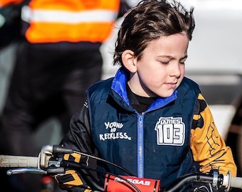 Nom et numéro personnalisés pour enfants - Veste sans manches - Vêtements inspirés des sports d'action - obtenez votre propre gilet de course client.