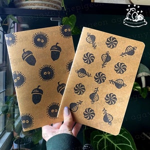 Caderno de desenho sem pautas em papel kraft com carimbo manual