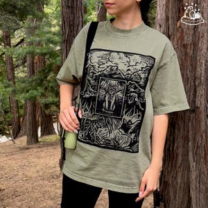 KLAR ATT LEVERERA Krigarkatter Screentryckt T-shirt Mineraltvättad Handfärgad T-shirt bild 3