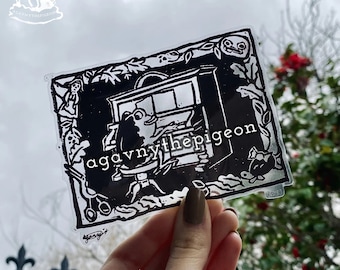 Könnte beinhalten: Schwarz-weiß-Illustration eines Frosches, der Klavier spielt, mit dem Text "agavnythepigeon" darunter. Die Illustration ist mit einem dekorativen Rahmen versehen und vor einem schwarzen Hintergrund platziert.