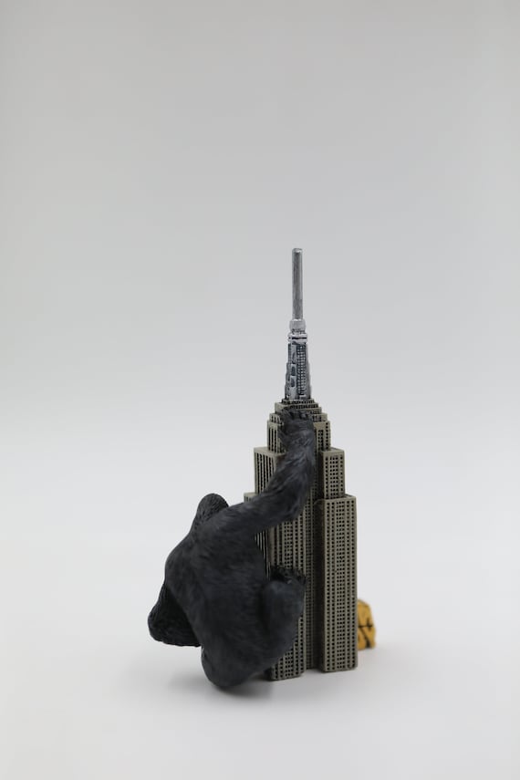 キングコングのフィギュア付きエンパイア・ステート・ビルのレプリカ