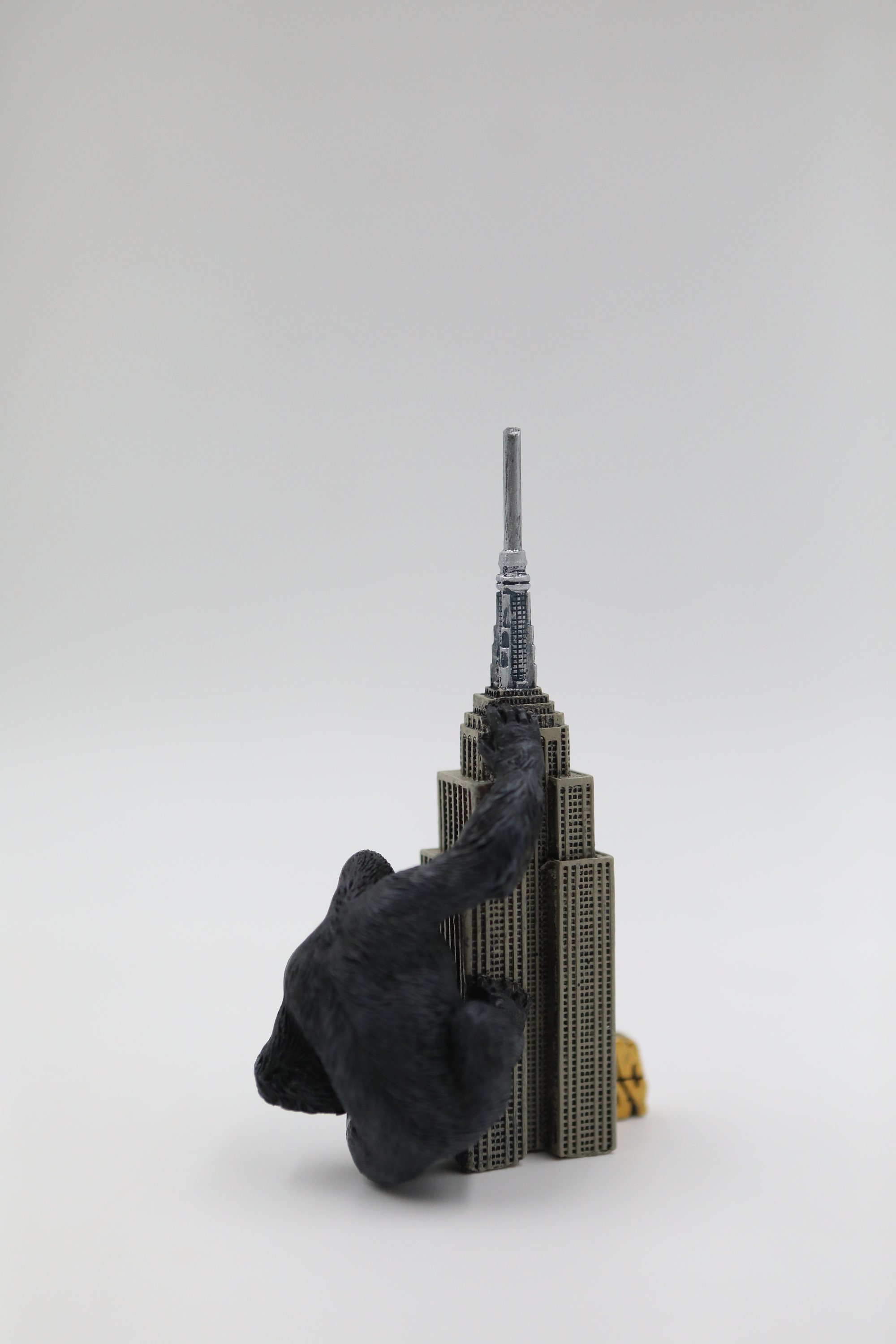 30▢KONG: THE NEW EMPIRE IY0611-3 King Kong Empire State Figurine - 3 Inch
