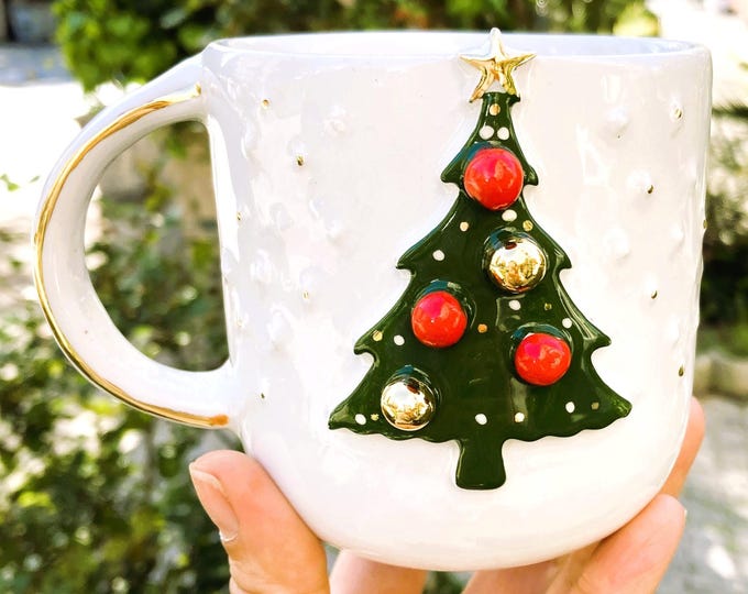Christmas Tree Mug – 16 oz personalized pine-tree coffee cup with real 24 K gold star & ornaments, festive holiday gift for cocoa or latte