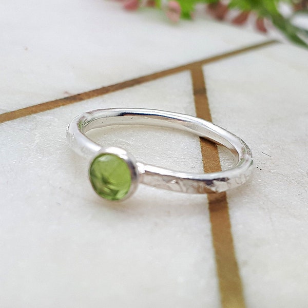 Peridot-Ring Silber 925, Stapelring gehämmert, facettierter Stein, Geschenke für sie, Silberring, Freundschaftsring, Sammelring