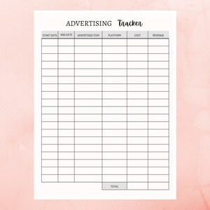 Op de afbeelding: Een zwart-witte printbare advertentie tracker met de koppen "Startdatum", "Einddatum", "Geadverteerd item", "Platform", "Kosten", "Omzet" en "Totaal".