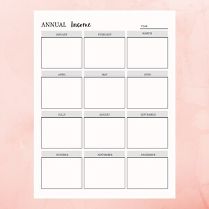 Op de afbeelding: Een zwart-witte printbare budgettracker met de titel "ANNUAL Income". De tracker is verdeeld in 12 secties, &eacute;&eacute;n voor elke maand van het jaar. Elke sectie heeft een ruimte voor het inkomen van de maand.