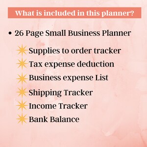 Op de afbeelding: Een roze en witte achtergrond met de tekst "What is included in this planner?" en een lijst met items die zijn opgenomen in een 26 pagina's tellende kleine ondernemingsplanner. De items omvatten: Leveranciersbesteltracker, Aftrek van belastingkosten, Bedrijfs kostenlijst, Verzendtracker, Inkomsten tracker en Bank saldo.