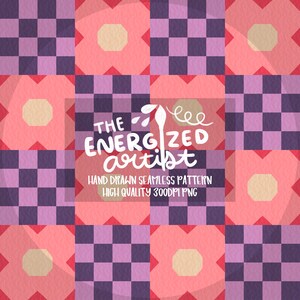 Può includere: Motivo ripetuto senza cuciture con quadrati rosa e viola e motivi floreali. Il testo "THE ENERGIZED artist" è visualizzato in bianco, con dettagli sull'origine e la qualità del motivo.