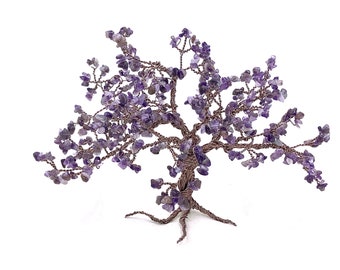 Könnte beinhalten: Ein lila Amethyst-Drahtbaum mit einem verdrehten Stamm und vielen Ästen. Der Baum besteht aus kleinen Amethyststeinen und Kupferdraht.
