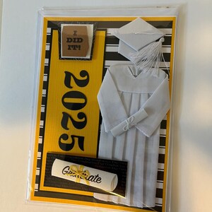 Carte de remise de diplôme, carte de remise de diplôme faite main, carte de félicitations, carte de diplômé du secondaire, carte de diplômé de l'université, robe et casquette, remise des diplômes 2025, robe