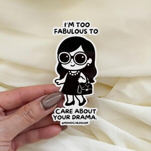 Pegatina de personaje de chica monocromática fabulosa: vinilo blanco y negro con un toque moderno y minimalista, ideal para botellas de agua y portátiles.
