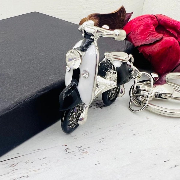 Porte-clés Personnalisé "50 Ans" Avec Scooter - Cadeau Pour Papa Ou Passionné De Moto - Fait Main En Italie