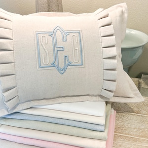 Funda de almohada lumbar de lino con monograma y volantes / 30 x 45 cm (relleno no incluido)