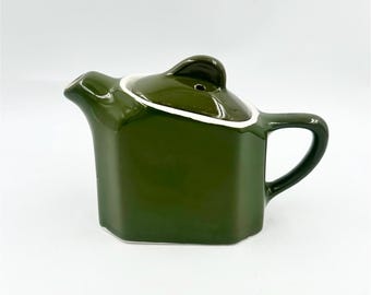 Tetera individual vintage de color verde oliva con tapa • Vajilla de restaurante de mediados de siglo