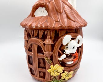 Tarro para galletas vintage con forma de ratón en una casa • Recipiente de almacenamiento antropomórfico de la década de 1960