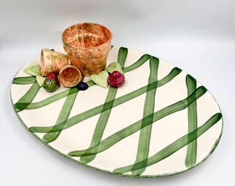 Plato vintage Trompe L’oeil con bayas y macetas • Bandeja 3D con enrejado de jardín