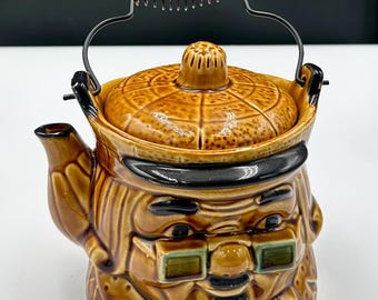 Tetera vintage de la década de 1960 con el personaje de Ben Franklin • Hervidor de cerámica antropomórfico