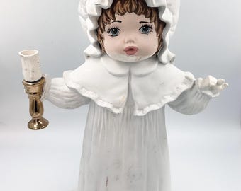 Portavelas de cerámica con figura de niña "Laura" de Nowell's Molds, año 1987 • 40,6 cm de alto, bizcocho