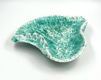 Cenicero de cerámica con salpicaduras biomórficas firmado por D.S. Naylor en la década de 1960: pieza rara de cerámica artística de estudio.
