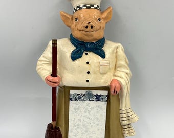 Tablero de recetas de hierro fundido estilo vintage con forma de cerdito chef • Decoración antropomórfica para encimera o pared de cocina