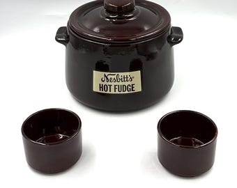 Raro recipiente de cerámica publicitario de Nesbitt's Hot Fudge de la década de 1950 • Accesorio para fuente de sodas de mediados de siglo