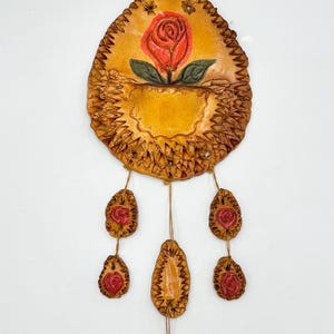 Vintage Artisan "Trompe L’Oeil" - kieszonka ścienna z ceramiki w kolorze skóry i dzwonki różane