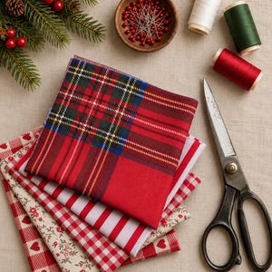 Cinque ritagli di tessuto rosso natalizio per quilting, patchwork e cucito festivo.