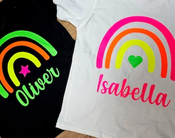 UV Neon Regenbogen personalisierte Glow Kind Kinder T-Shirt Mädchen / Junge Unisex T-Shirt, 0-13 Jahre, Geschenk für Kinder, Party Tshirt Geburtstag, fluoreszierend